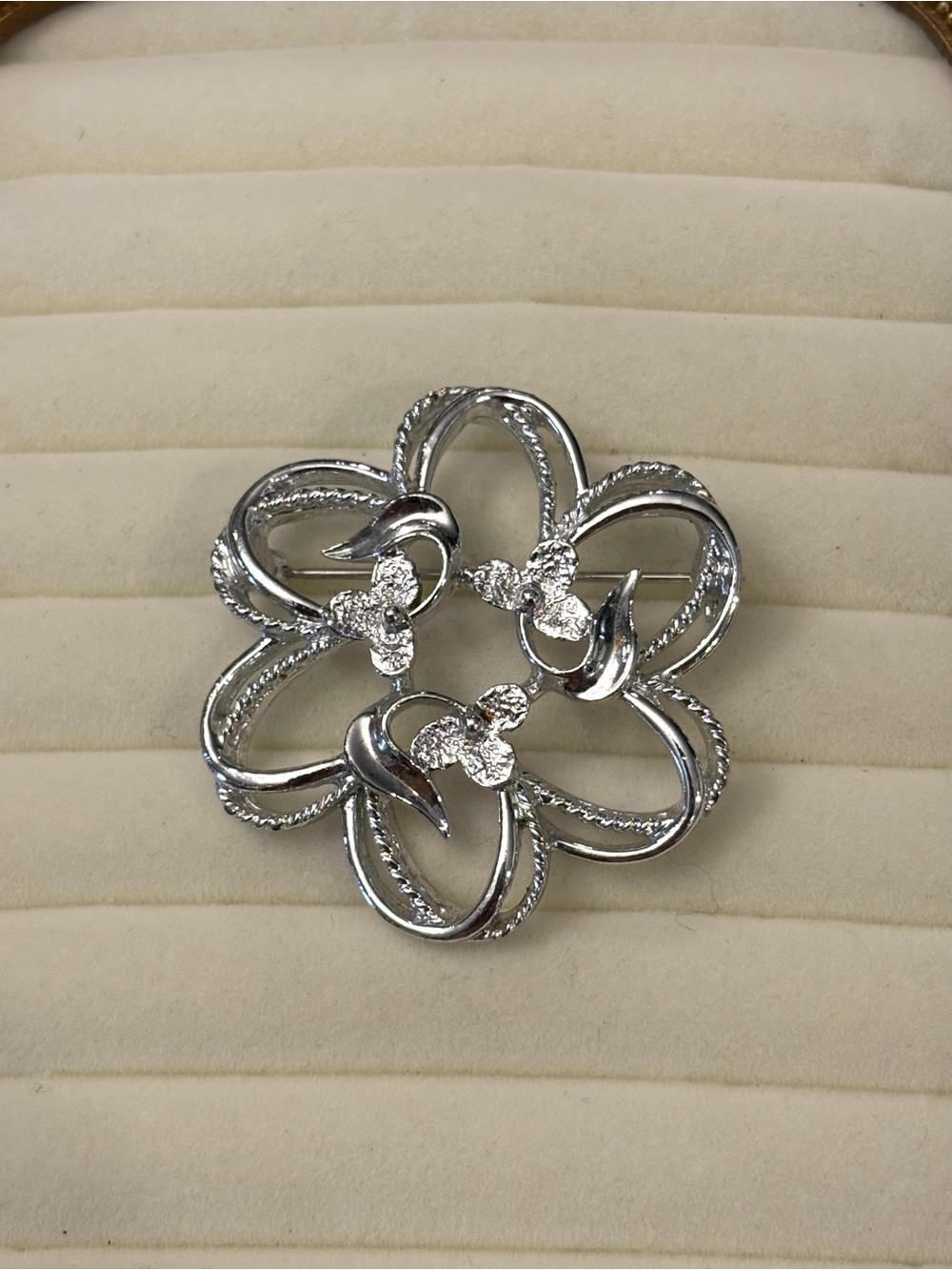 Sarah Coventry Silver Tone Flower Brooch Vintage Fleurette Textured Rope Signed‎